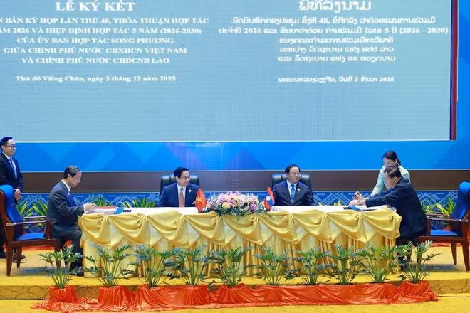 쑤파돈 시판돈 라오스 총리와 팜 민 찐 베트남 총리가 양국 교육훈련부의 2026년 협력계획 서명식을 지켜보고 있다. (사진: VNA)