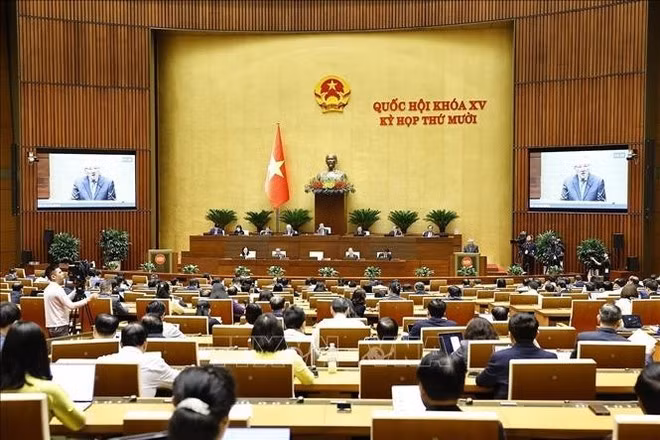 제15기 국회 제10차 회의에 참석한 국회의원들 (사진: VNA)