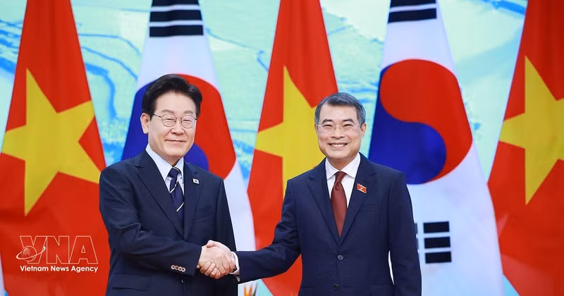 23일 하노이에서 열린 회담에서 악수를 교환하는 레민흥 총리(오른쪽)와 이재명 한국 대통령. (사진: VNA)