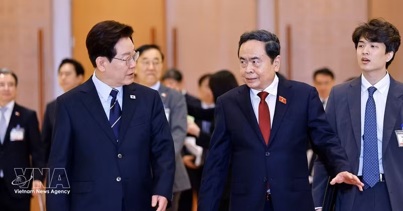 쩐탄만 국회의장(오른쪽)이 이재명 대한민국 대통령과 이야기를 나누고 있다. (사진: VNA)