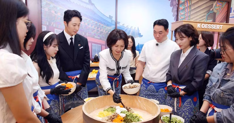  하노이에서 열린 2026 한국 문화관광축제에 참석한 김해경 영부인과 대표단. (사진: VNA)