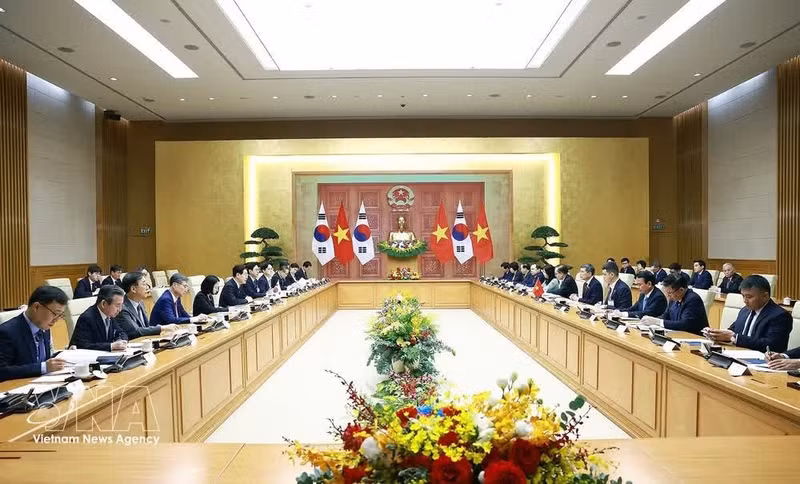 23일 하노이에서 열린 레민흥 베트남 총리와 이재명 대한민국 대통령 간 회담 모습. (사진: VNA)