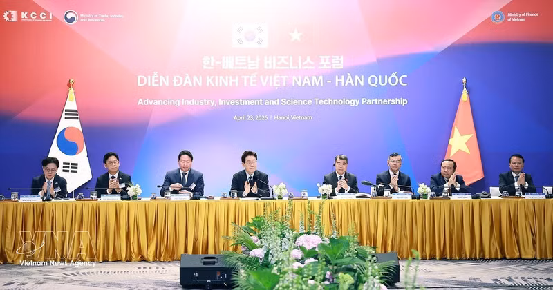 베트남 레민흥 총리와 대한민국 이재명 대통령이 23알 베트남-한국 경제·무역·투자 협력에 관한 라운드테이블에 참석하고 있다. (사진: VNA)
