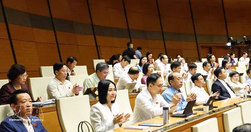 제16기 국회 첫 회의에 참석한 대표들. (사진: VNA)