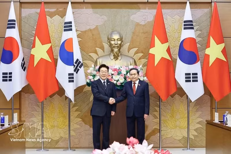 쩐탄먼 베트남 국회의장(오른쪽)과 이재명 대한민국 대통령이 악수를 나누고 있다. (사진: VNA)