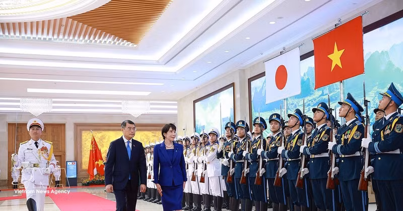 레민흥 베트남 총리와 다카이치 사나에 일본 총리가 베트남 인민군 의장대를 사열하고 있다. (사진: VNA)