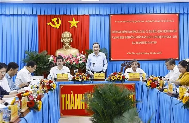 쩐탄먼 국회의장(가운데)이 껀터시 선거위원회와 업무 회의를 진행하고 있다. (사진: VNA)