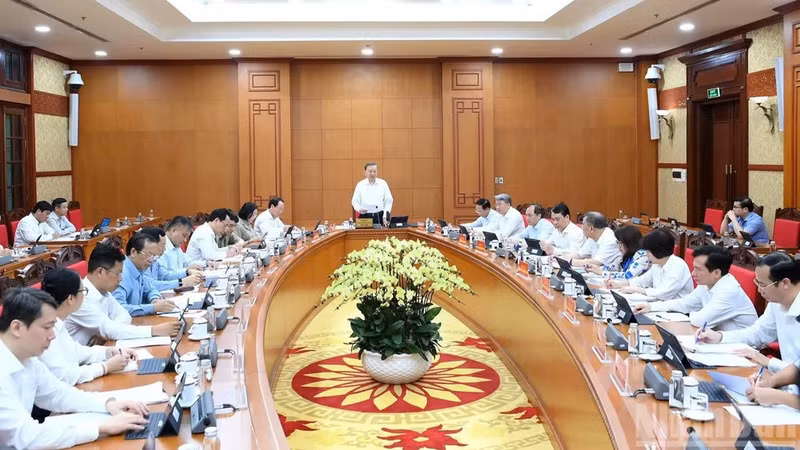 또 럼 베트남 공산당 중앙위원회 서기장 겸 국가주석이 결의 제71-NQ/TW 시행 1주년을 평가하는 회의에서 발언하고 있다. (사진: NDO)