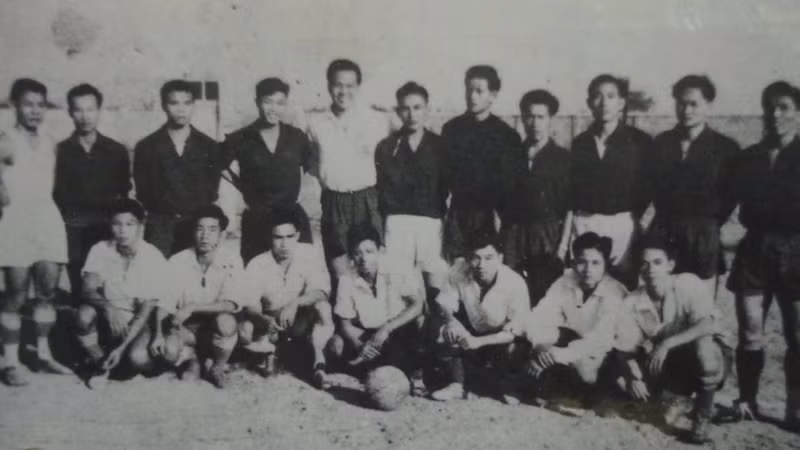 프랑스 군함 뒤몽 뒤르빌호에 승선한 선원들과의 친선 경기에나선 하이퐁 축구팀. (출처: 자료사진)
