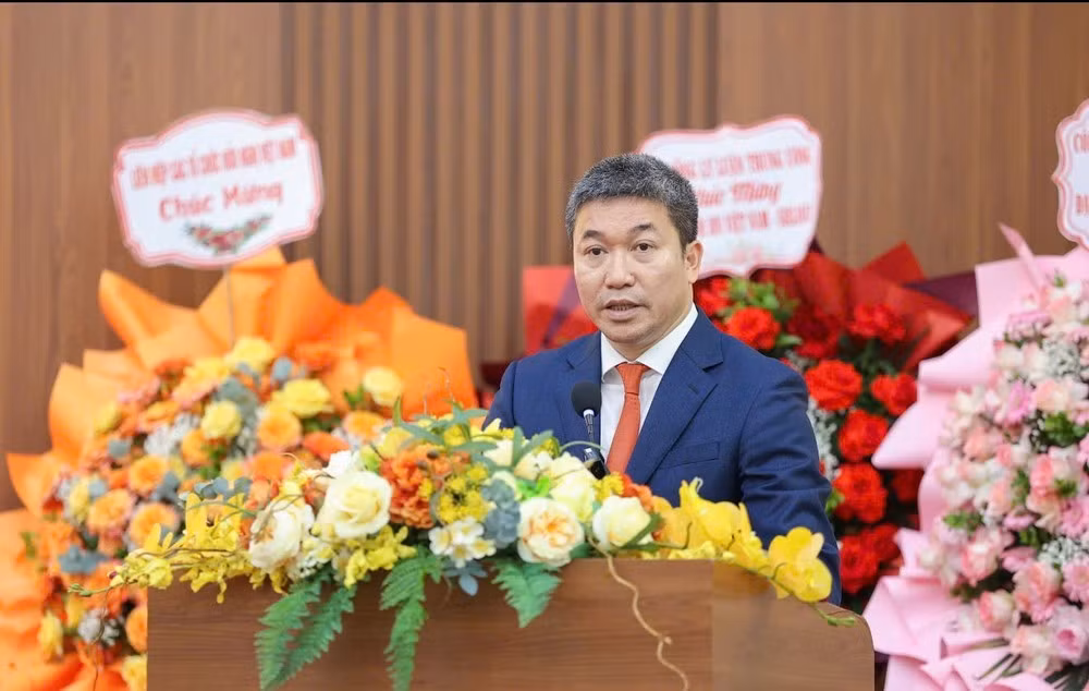 판 아인 선 우호단체연합회 회장이 대회에서 지침을 발표하고 있다. (사진: Đinh Hòa/VUFO)