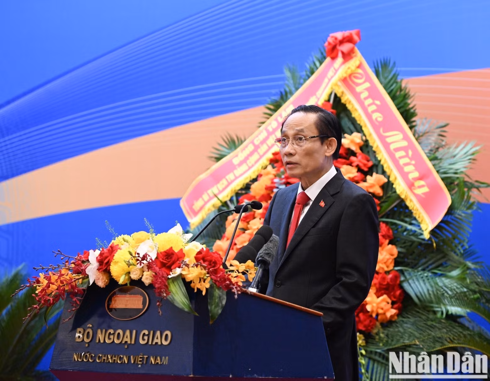 개회사를 하는 레 호아이 쭝 정치국 위원 겸 외교부 장관.