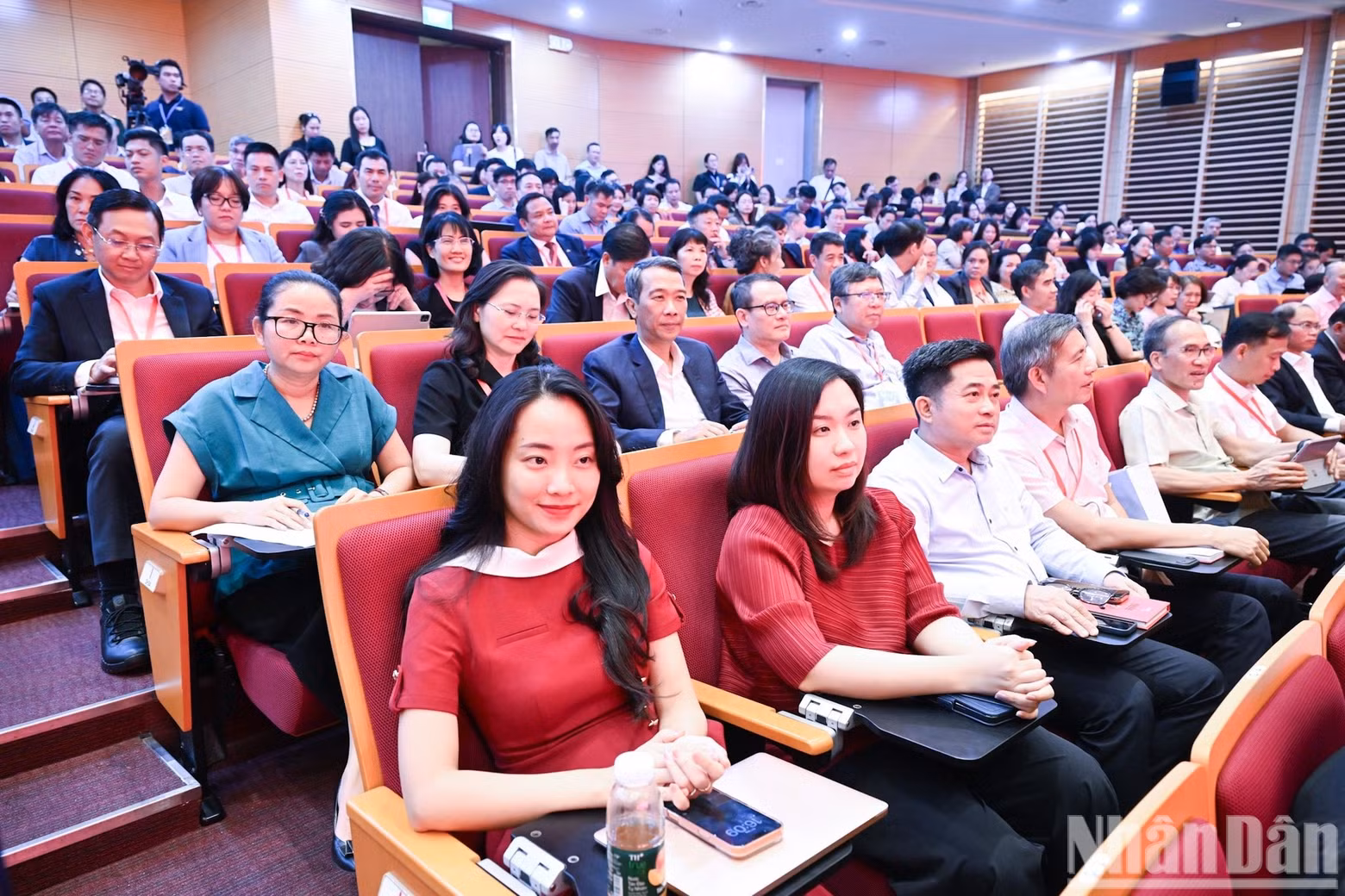 제33차 외교회의 폐막식에 참석한 관계자들 .