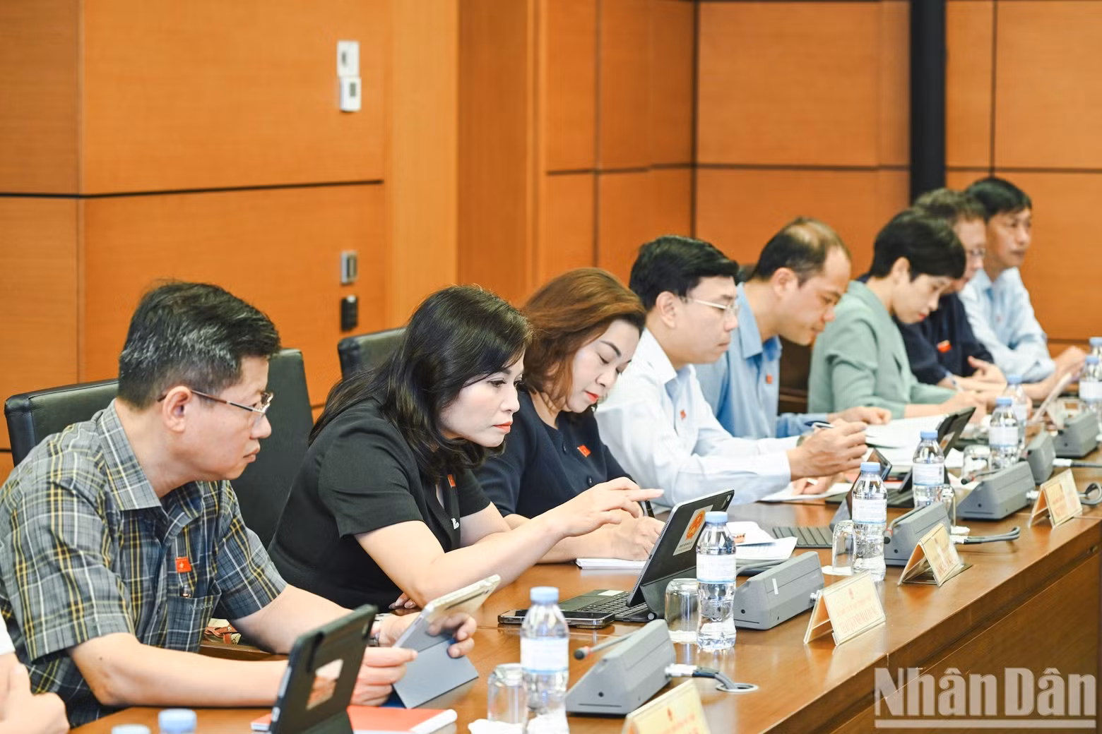 제15분과(다낭시 및 푸토성) 소속 의원들이 조별 토론에 참석하고 있다.