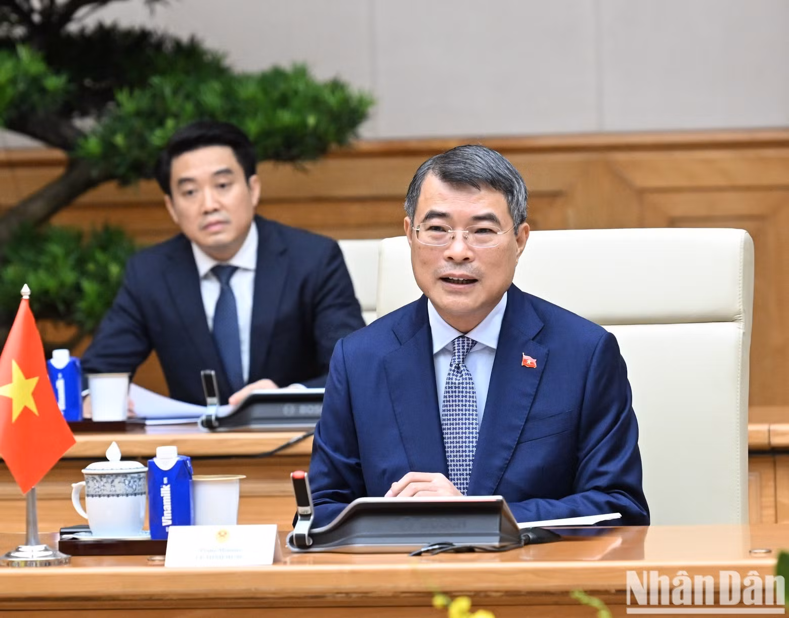 회담에서 발언하는 레 민 흥 총리.