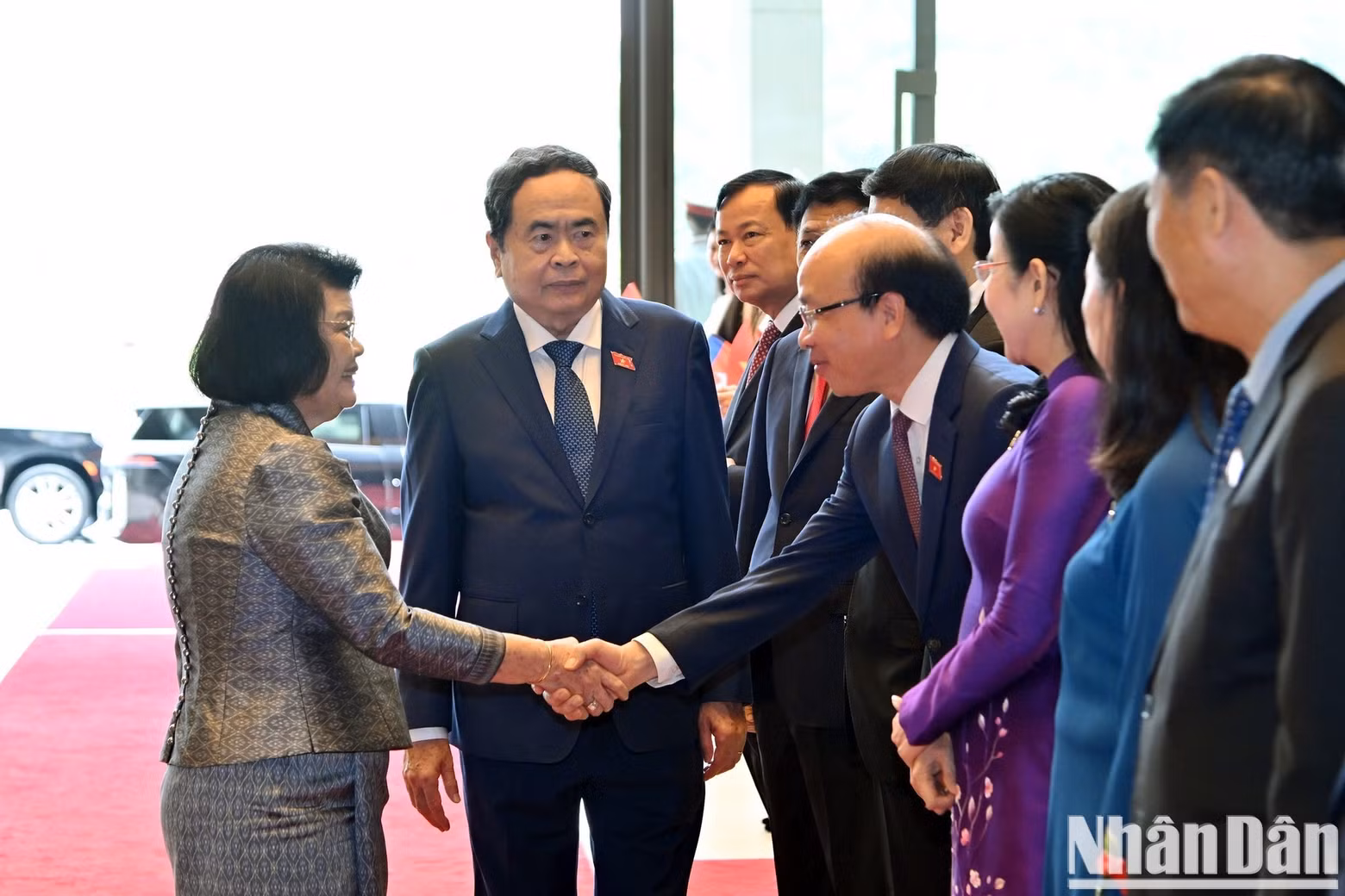 쿠온 수다리 캄보디아 국회의장과 베트남 국회 지도부 인사들이 환영식에서 악수를 나누고 있다.