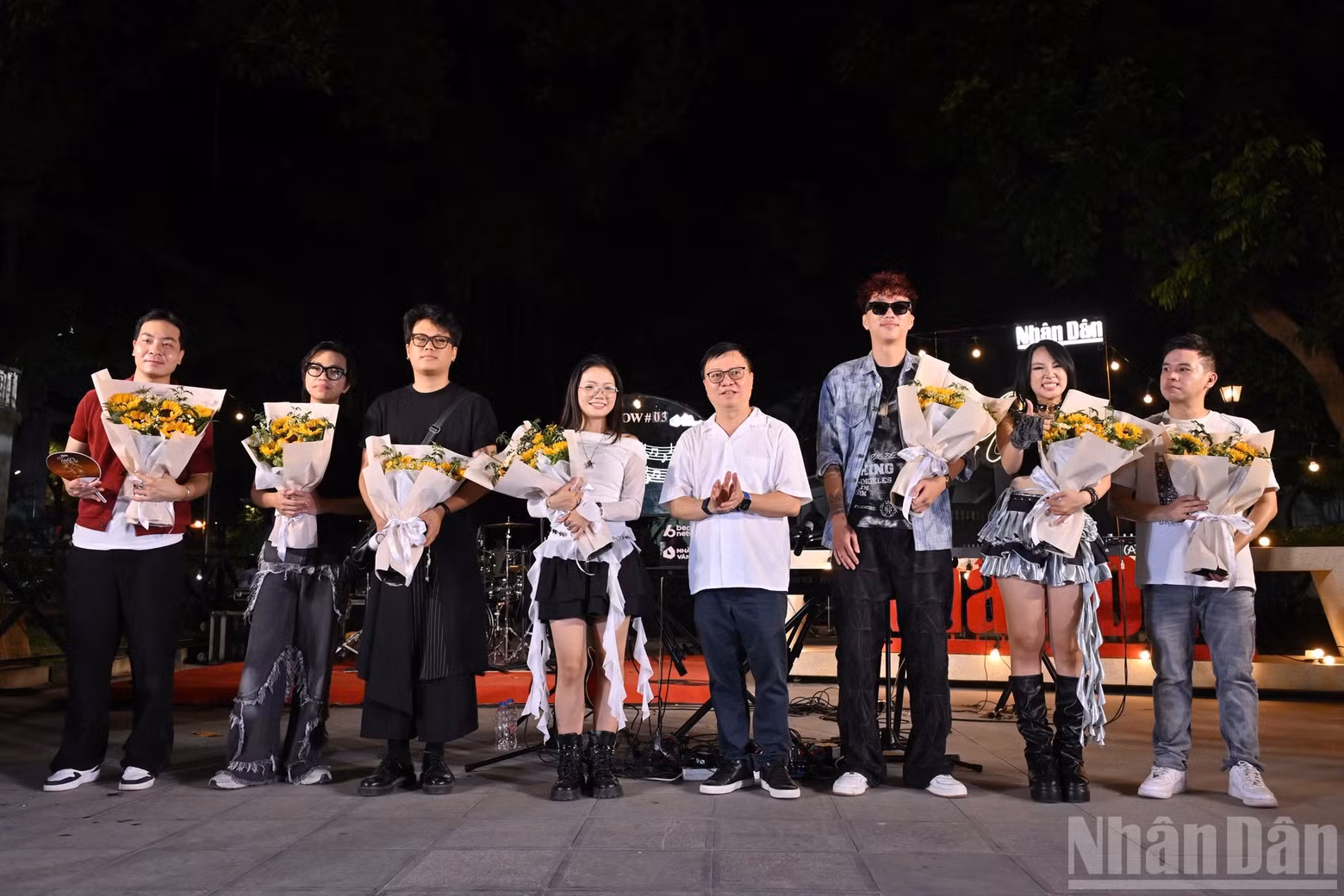 레 꾸옥 민 인민신문 편집장이 이번 프로그램에 참여한 아티스트와 밴드에게 꽃다발을 전달하고 있다.