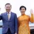 또 럼 서기장 겸 국가주석 내외가 모스크바 브누코보 공항에 도착해 손을 흔들고 있다. (사진: Thống Nhất - TTXVN)