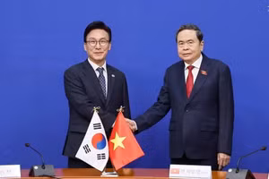 쩐 타인 먼 베트남 국회의장(오른쪽)이 7일 김민석 더불어민주당 대표과 악수를 교환하고 있다. (사진: VNA)