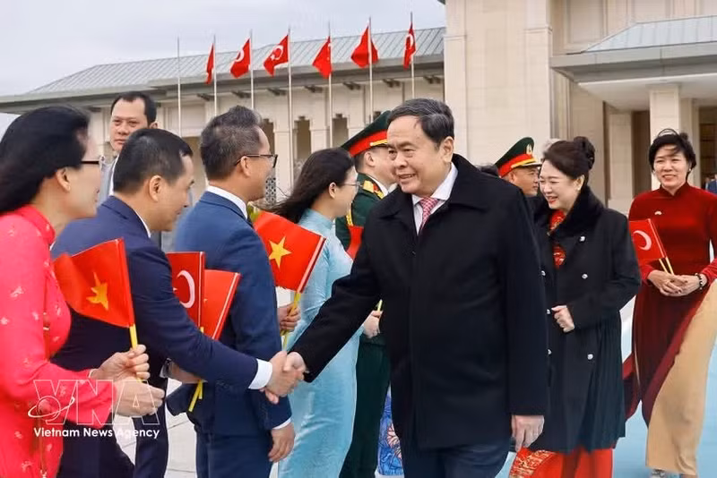 쩐탄먼 국회의장 내외가 튀르키예 이스탄불 공항에서 열린 환송식에서 관계자들과 악수를 나누고 있다. (사진: VNA)