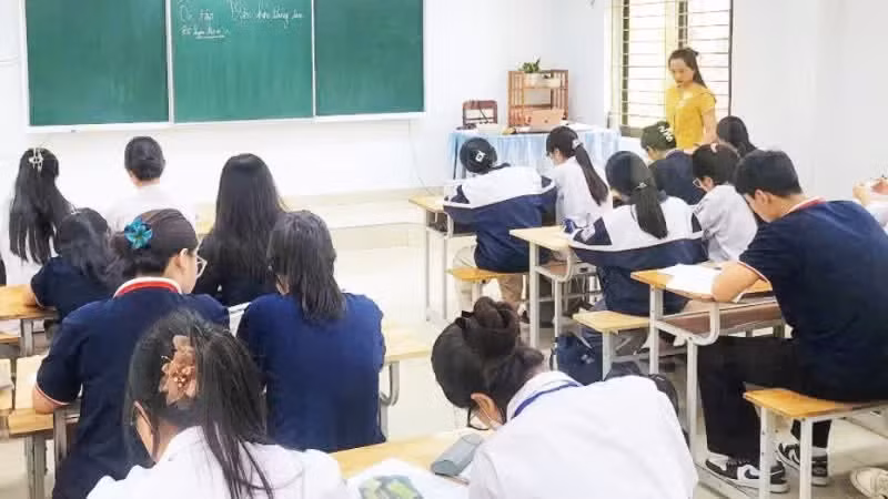 닌빈성 응우옌후에 A 고등학교의 한 교사가 학생들에게 시험 규정에 대해 설명하고 있다. (사진: 꾸이뚱)
