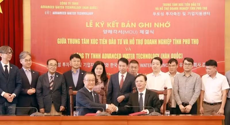 푸토성 투자진흥기업지원센터와 한국 어드밴스드워터테크놀로지 관계자들이 서명식에서 기념촬영을 하고 있다. (사진: VNA)