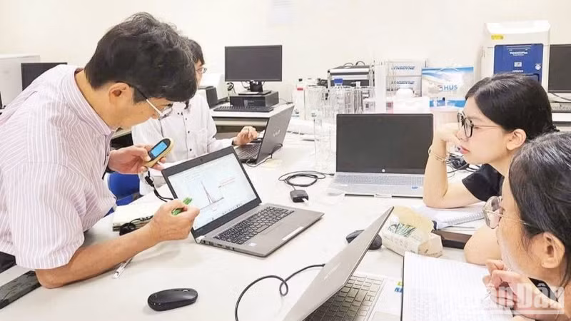일본 전문가들과 베트남 연구진이 하노이국립대학교의 녹색 발전을 위한 첨단 소재 국가중점실험실에서 연구 협의를 하고 있다. (사진: 하린)