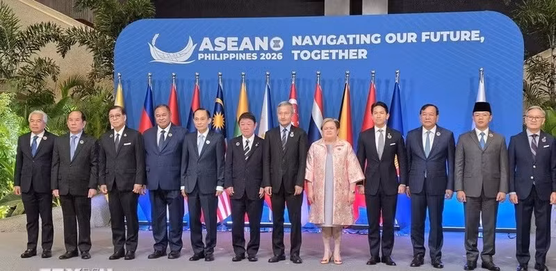 ASEAN+3 외교 장관들이 회의를 앞두고 단체 사진을 촬영하고 있다. (사진: VNA)