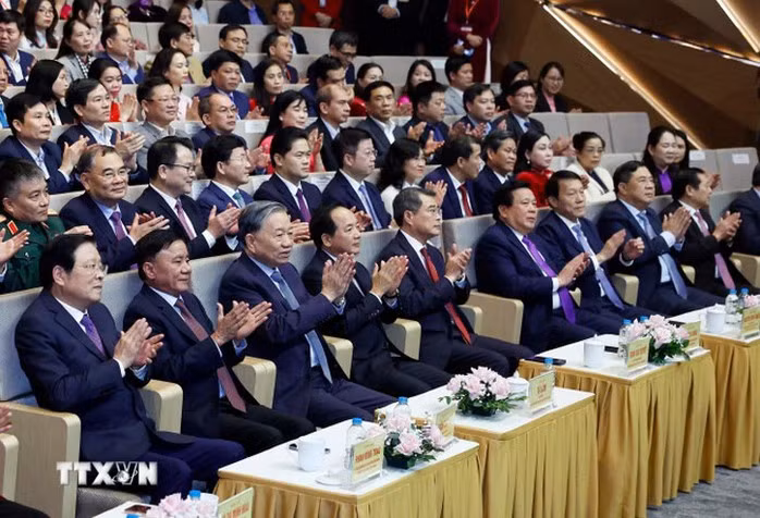 또 럼 당 서기장과 기타 대표들이 ‘호찌민 – 열망의 여정 2025’ 프로그램에 참석하고 있다. (사진: VNA)