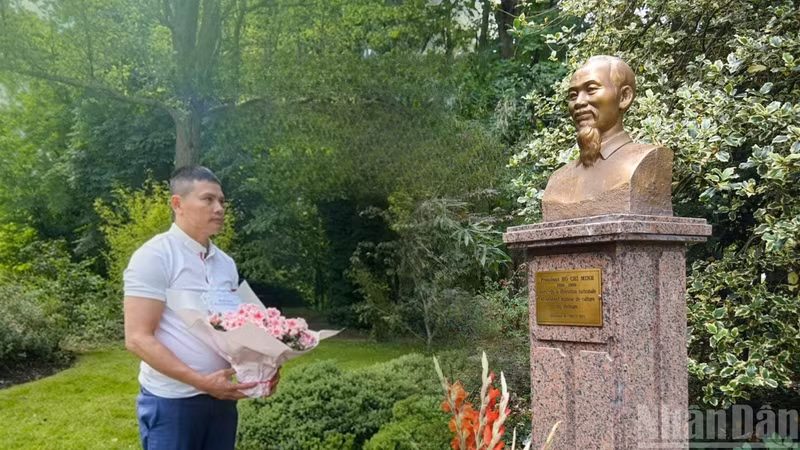 까오 바 카인이 16일, 호찌민 주석 탄생 136주년을 맞아 존경과 감사의 마음을 담아 호찌민 주석 동상 주변을 청소하고 헌화하고 있다. (사진: 카이 호안)