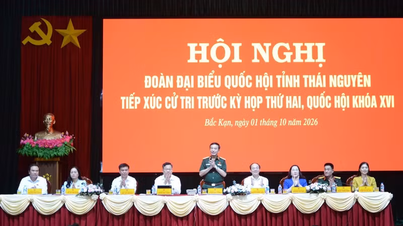 판 반 장 장관과 타이응우옌 국회 대표단이 북부 지역 37개 면·동의 유권자들과 만남을 갖고 있다. (사진: TUAN SON)