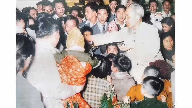 호찌민 주석이 1957년 인민일보사에서 어린이들에게 사탕을 나눠주고 있다.