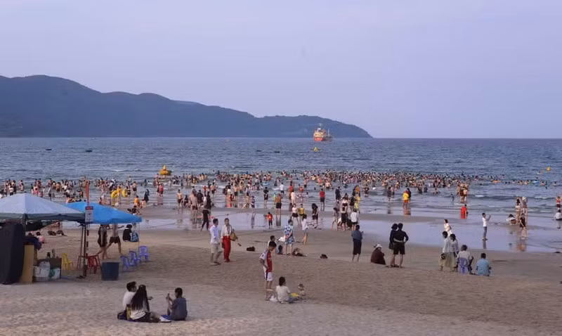 다낭 해변에 몰린 관광객들. (사진: VNA)