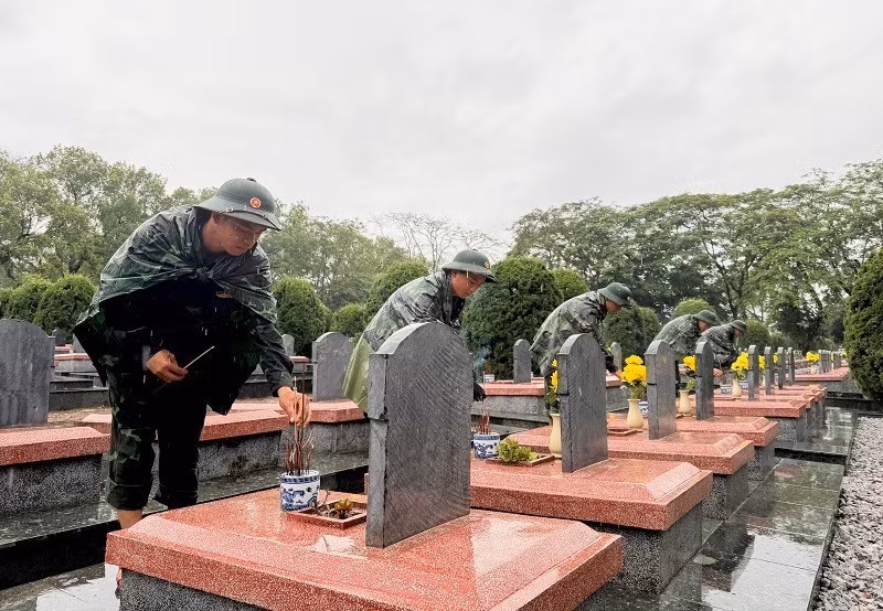 디엔비엔성 군사령부 소속 군인들이 독랍 순국선열 묘역의 전몰 장병 묘에 분향하고 있다.