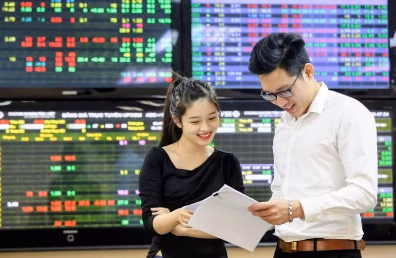 주식시장을 주시하는 투자자들. (사진: ĐĂNG ANH)