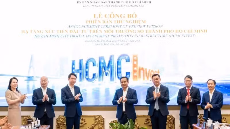 호찌민시 지도부와 관계자들이 시의 디지털 투자유치 인프라(HCMCInvest) 시범 버전 출범식을 갖고 있다.