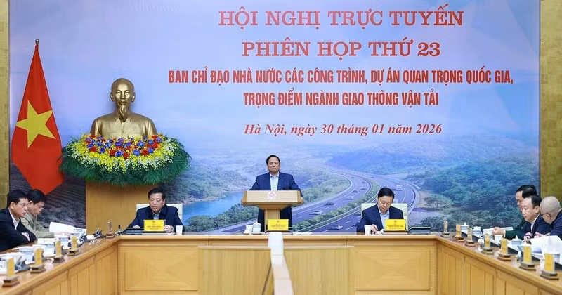 팜 민 총리가 30일 하노이에서 27개 성·시와 온라인으로 진행된 국가핵심교통사업 국가지도위원회 제23차 회의를 주재하고 있다. (사진: VNA)