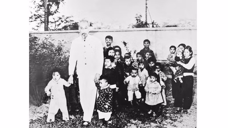 1957년 인민일보(년전)신문사 방문 당시 아이들과 함께 기념사진을 찍는 호찌민 주석.
