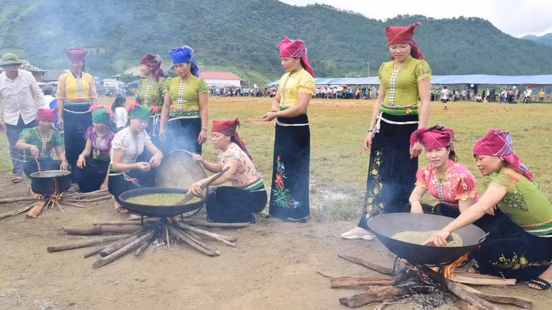  관광객 유치를 위해 홈스테이를 운영하고 문화 행사를 개최하는 응옥찌엔 면의 마을 주민들. (사진: HÀ TUẤN)