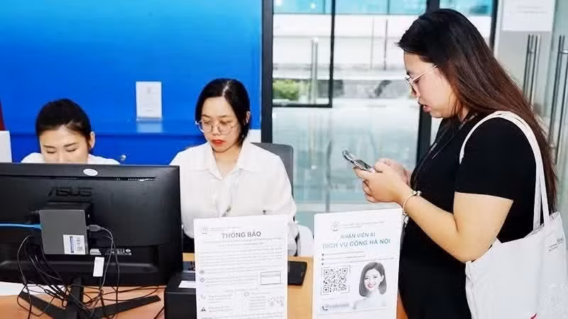행정 절차를 밟기 위해 디지털 기술을 활용하는 주민. (사진: 남안)