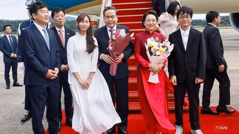 쩐 타인 먼 국회의장과 응우옌 티 타인 응아 여사가 6일 오후 현지시간 서울에 도착해 공식 방한 일정을 시작했다. (사진: VNA)