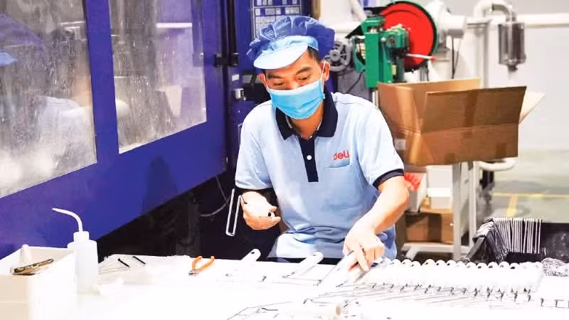 박닌성 옌퐁 산업단지에 위치한 델리 베트남유한책임회사 공장에서 문구류 및 교육 기자재가 생산되는 모습. (사진: ĐĂNG ANH)