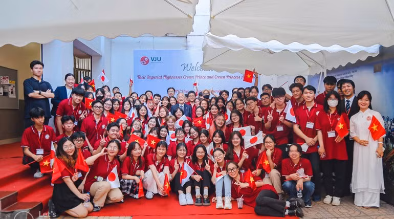 thay-va-tro-truong-dai-hoc-viet-nhat-nam-2023.jpg