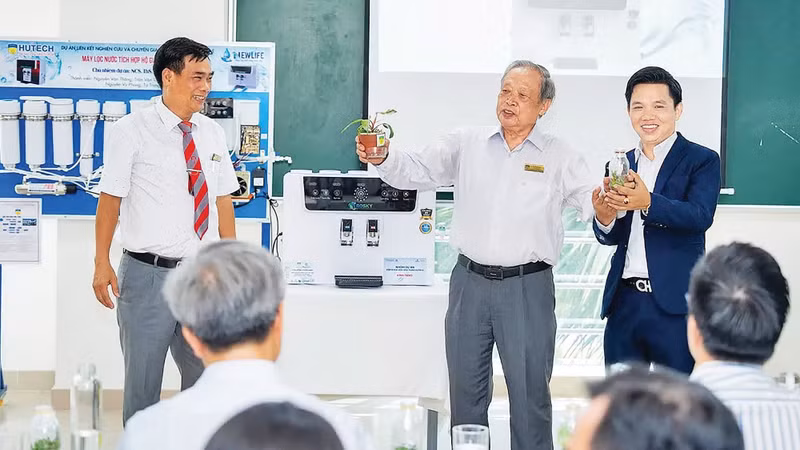 호찌민공과대학교(HUTECH) 응용과학연구소와 뉴라이프무역·서비스·커뮤니케이션 유한책임회사 간의 과학 연구 성과물인 ‘가정용 정수 시스템’ 이전식이 진행되고 있다. (사진: 호앙 남)