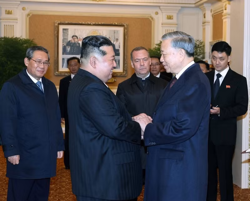 또 럼.베트남 공산당 서기장과 조선노동당 총비서이자 조선민주주의인민공화국 국무위원장인 김정은 위원장. (사진: VNA)