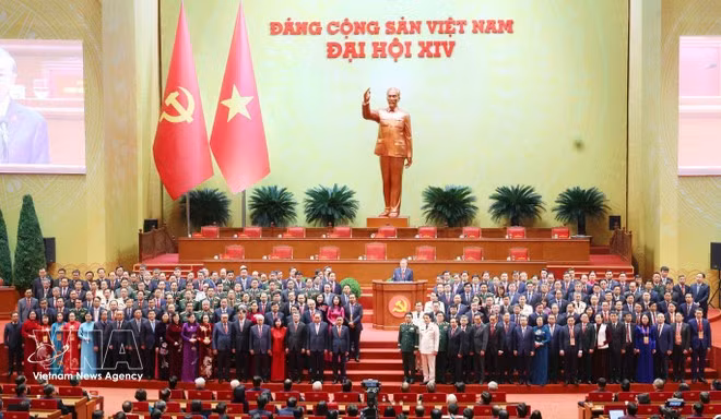 제14차 전국당대회에서 14기 당 중앙위원회 위원들이 첫 공개석상에 나선 모습. (사진: VNA)
