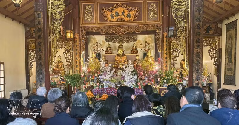 프랑스에 거주하는 베트남 공동체가 죽림 선원에서 평화를 기원하며 기도하고 있다. (사진: VNA)