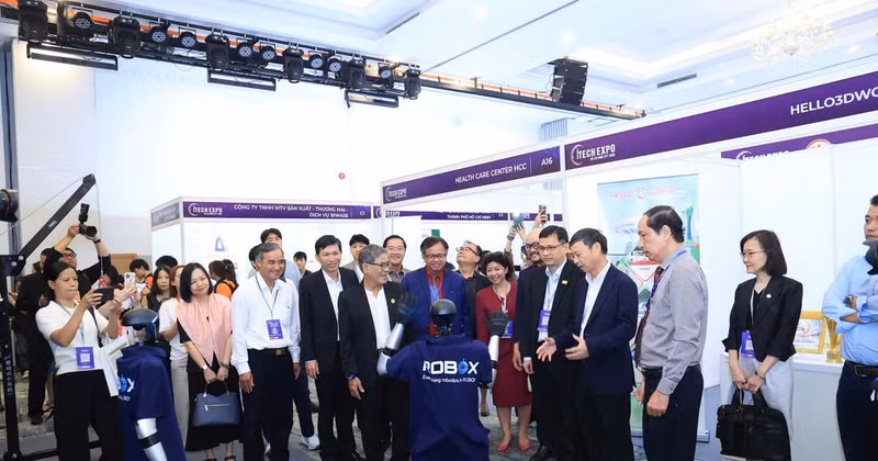  2026 iTECH 엑스포에서 기술 제품과 솔루션을 둘러보며 직접 체험하는 대표단. (사진: MST)