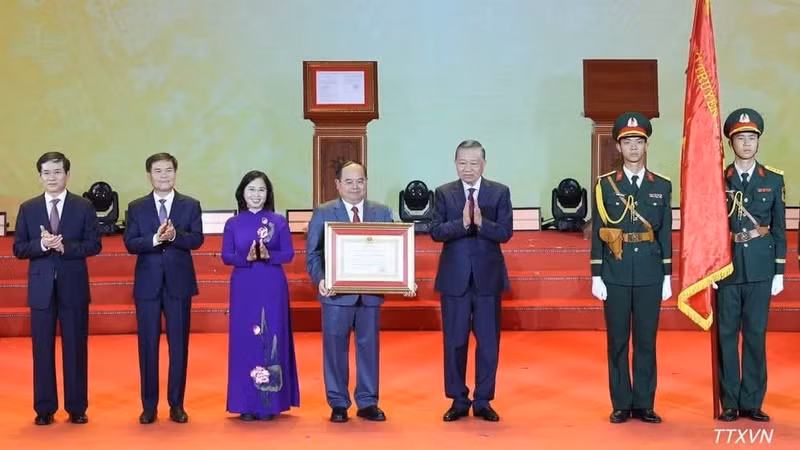 또 럼 베트남 공산당 중앙위원회 서기장 겸 국가주석이 28일 열린 기념식에서 꽝닌 당 조직, 당국 및 주민들에게 1급 노동훈장을 수여하고 있다. (사진: VNA)