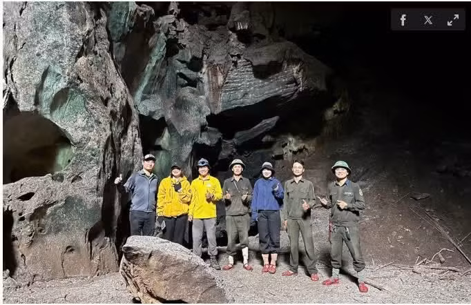 새로 발견된 동굴을 조사하는 산림감시단. (사진: 남꽝찌 특수용도림 관리위원회)