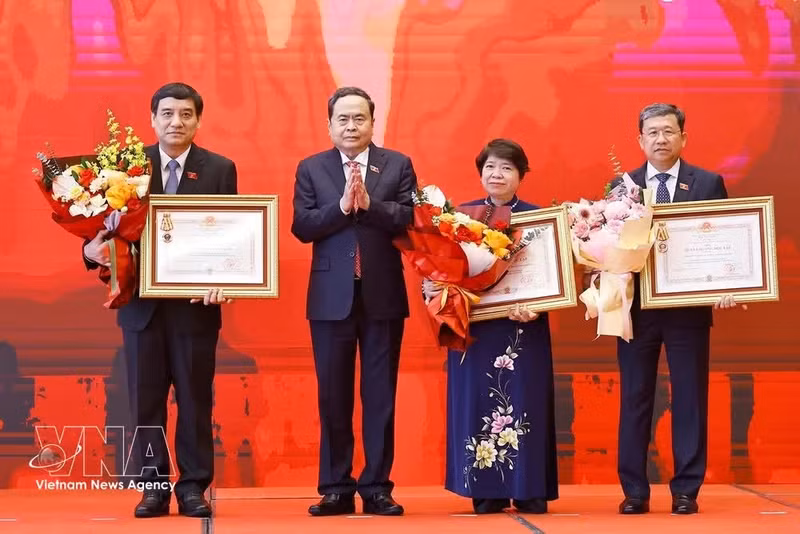 쩐 탄 먼 국회의장이 국회 문화교육위원회와 국회 외교위원회, 국회 사회위원회 등 세 단체에 3등급 독립훈장을 수여하고 있다. (사진: VNA)